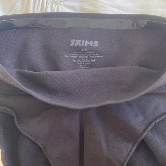 SKIMS sculpting seamless mid waist brief S/M NWOT - Picture 6 of 6